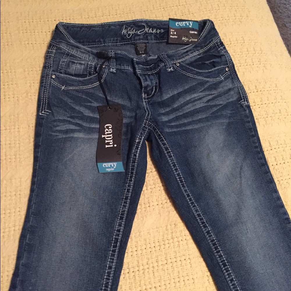 Ariya Capri Curvy Jeans